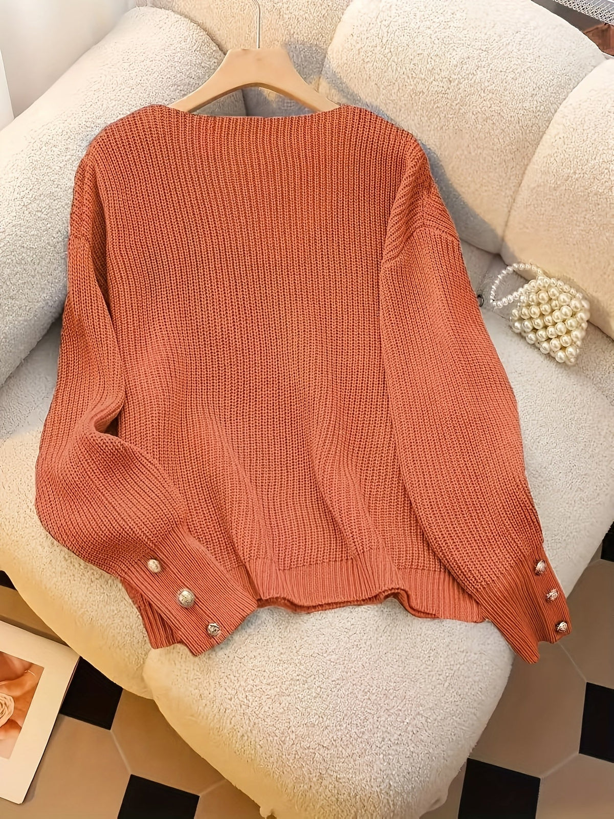 Maglione Donna con Scollo a V e Polsini con Bottoni – Dettagli Raffinati