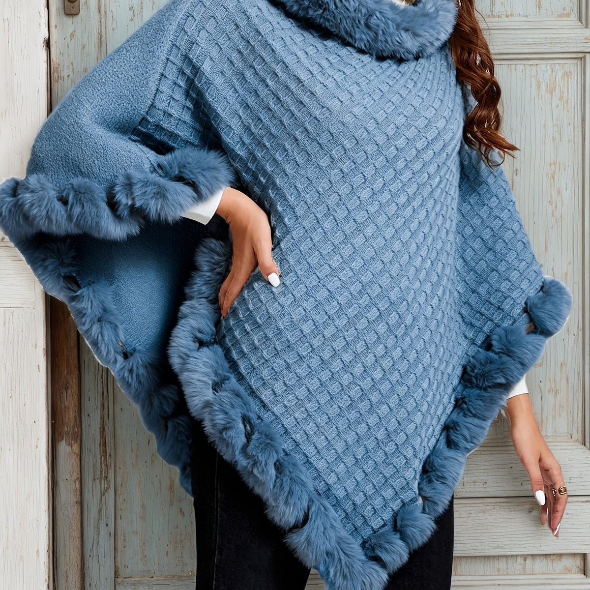 Poncho Donna con Bordo in Pelliccia Sintetica – Glamour Invernale