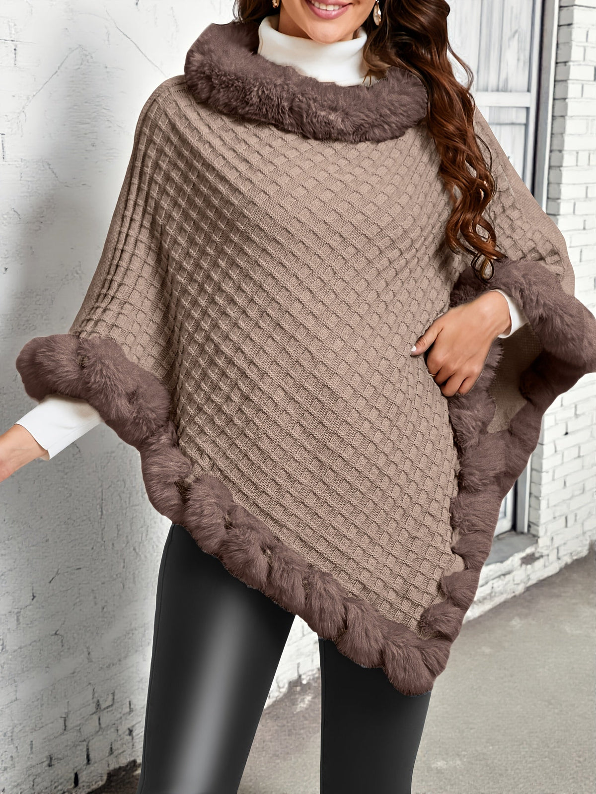 Poncho Donna con Bordo in Pelliccia Sintetica – Glamour Invernale