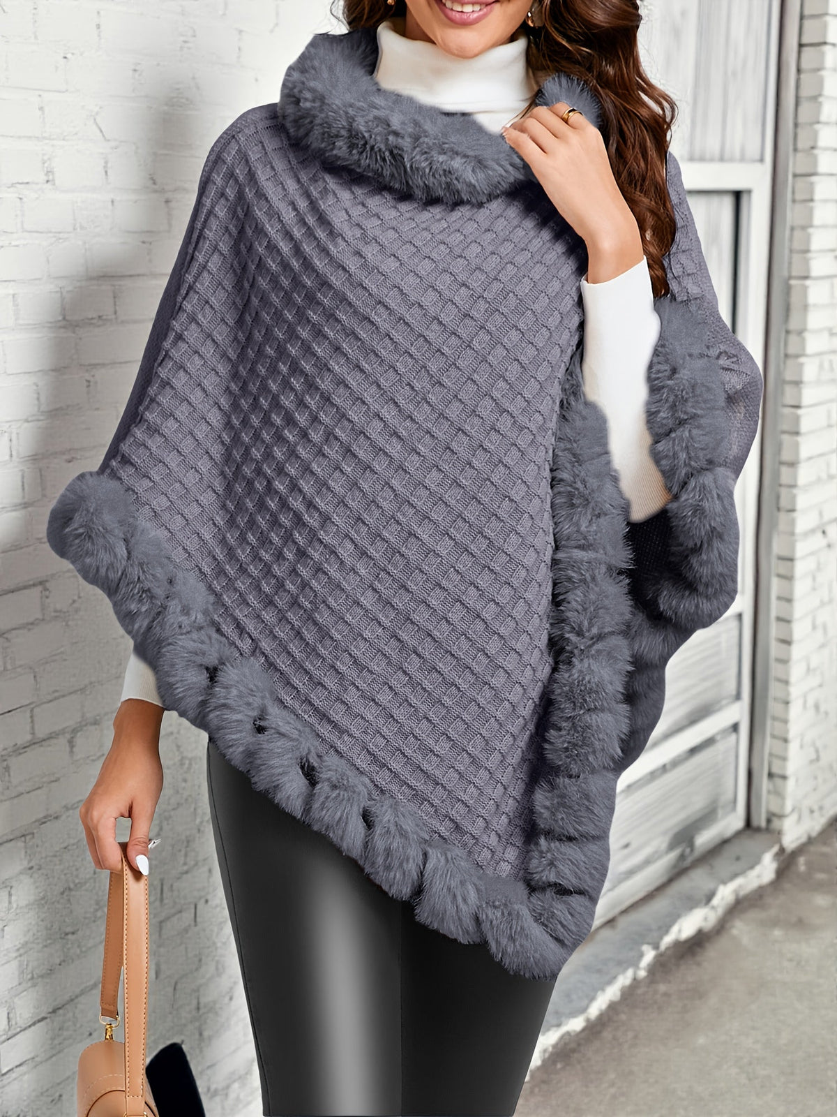 Poncho Donna con Bordo in Pelliccia Sintetica – Glamour Invernale